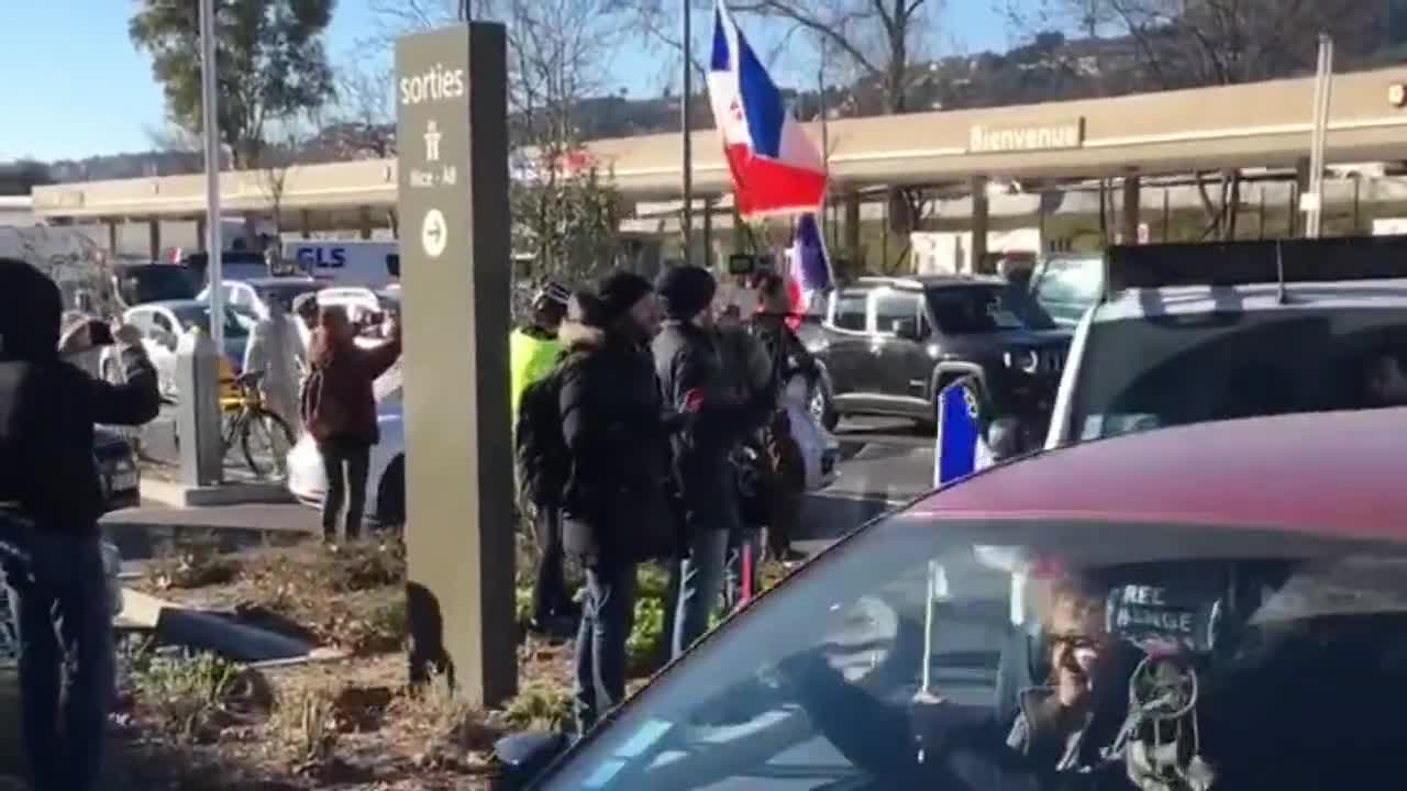 Inspired by the protests of Canadian truckers, a freedom convoy left Nice for Paris. Convoys also departing from other French cities