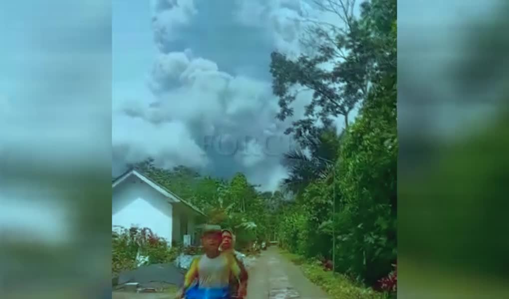 A huge column of ash covers Java! Volcano Semeru erupts in Indonesia