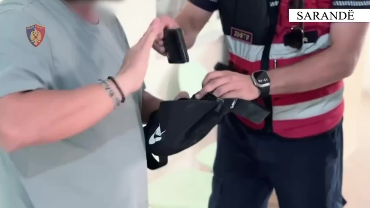 Turisti italian humb çantën me para, policia e Sarandës ia rikthen