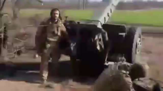 Ukrainians Firing Massive Field Gun