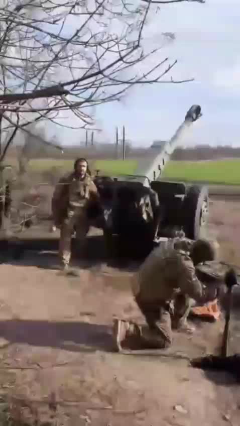 Ukrainians Firing Massive Field Gun