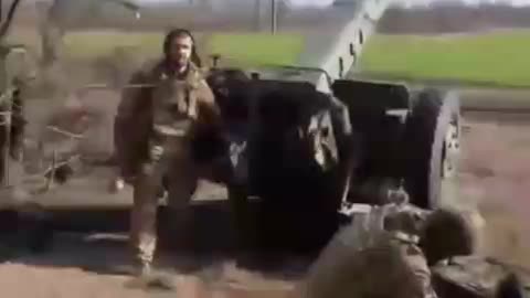 Ukrainians Firing Massive Field Gun