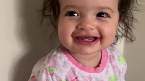 11 meses, 2 dentes, cabelo bagun?ado, e o melhor sorriso de bom dia do mundo ?? te amo Melissa!