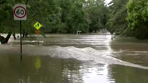 Australia flood sees one dead and ten missing