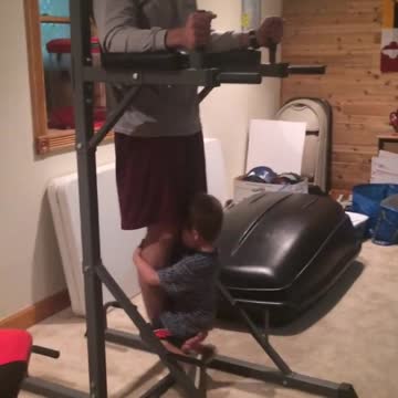 Papá se pone creativo entrenando en casa