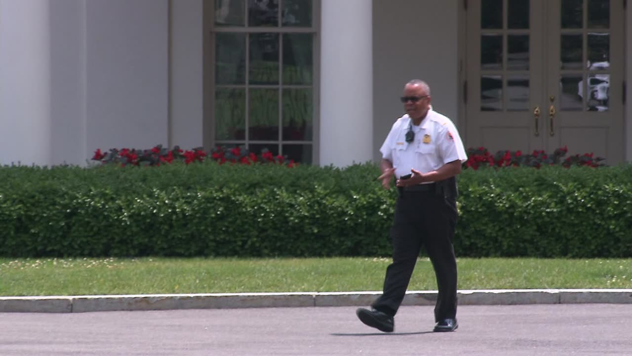 Secret Service apprehend curious toddler who breached White House fence, reunite with parents