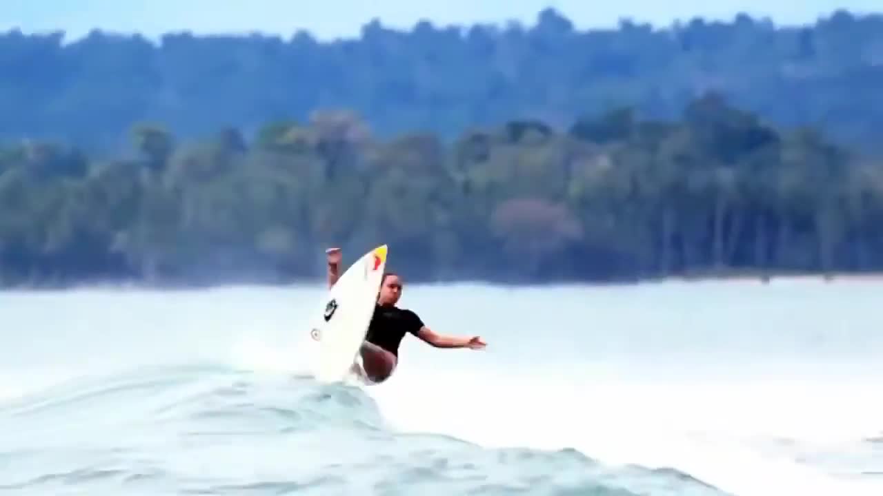 GIRLS SURFING