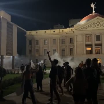 Arizona: Police disperse tear gas at Roe v Wade protest June 24, 2022