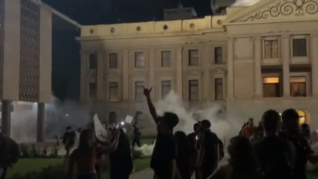 Arizona: Police disperse tear gas at Roe v Wade protest June 24, 2022