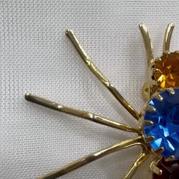 18KGP Spider Brooch. Made with Swarovski Crystal. Party. Event. Gift