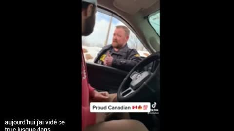 Un policier qui supporte les Truckers