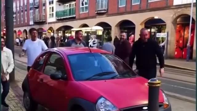 A takeaway driver parks his car stupidly by obstructing a tram, watch the full f_3