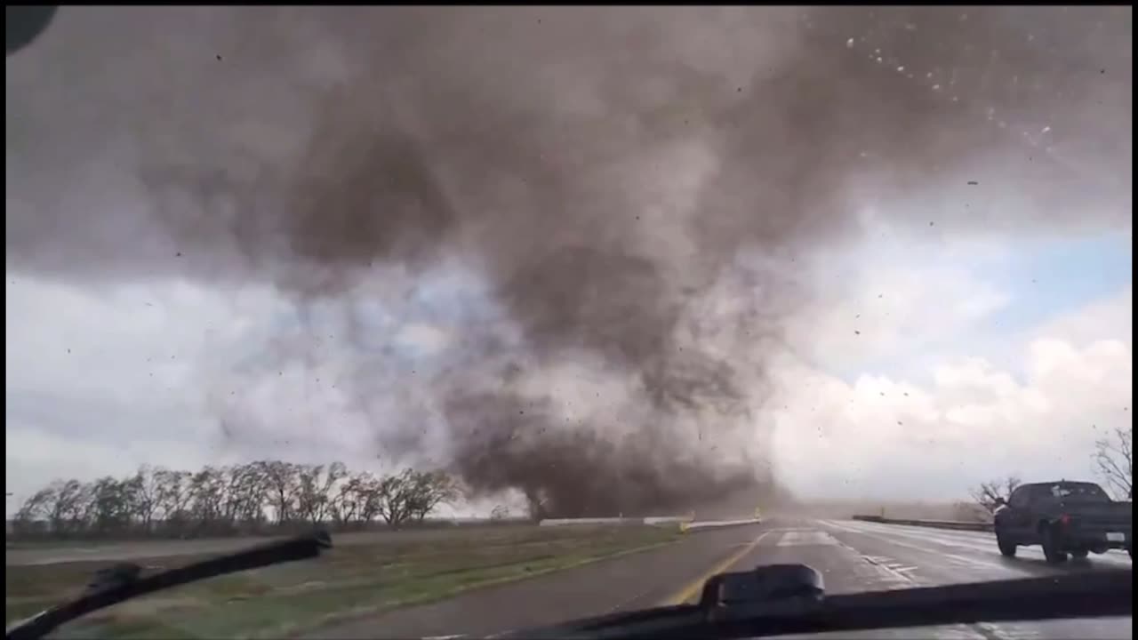 Massive Tornado Outbreak in the USA 🇺🇸