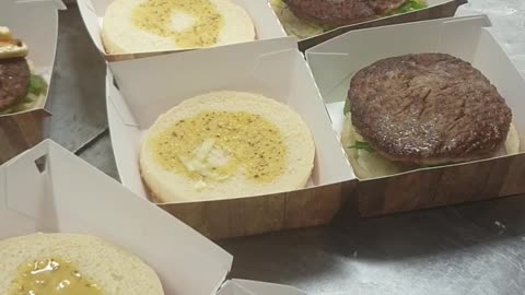 طفل عراقي يخابر الاطفاء