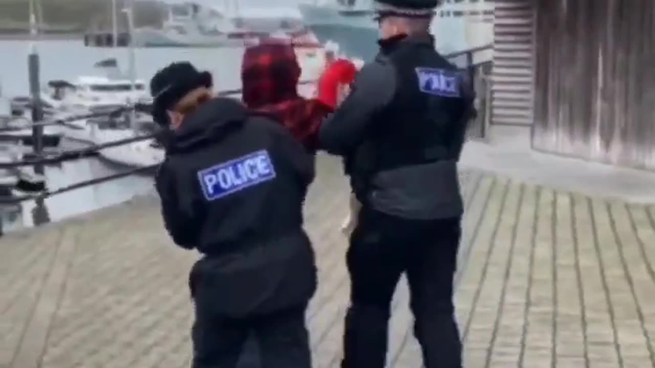 Man arrested in Uk for holding up a blank sign in the air