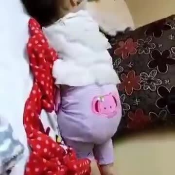 Baby is dancing with music - Part 2