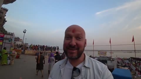 Hindu Brahmin priest trying to scam a foreigner in Varanasi, India