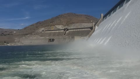 Big flow at dam