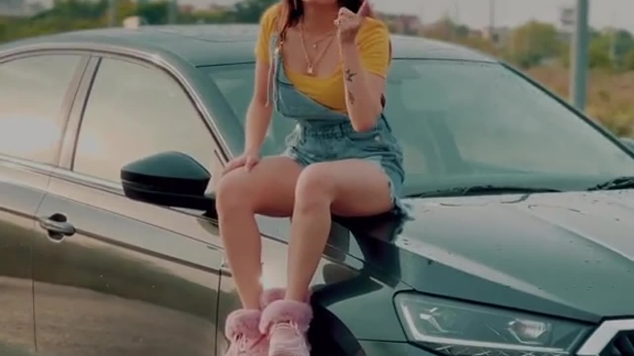 Giral viral video she is showing her boobs