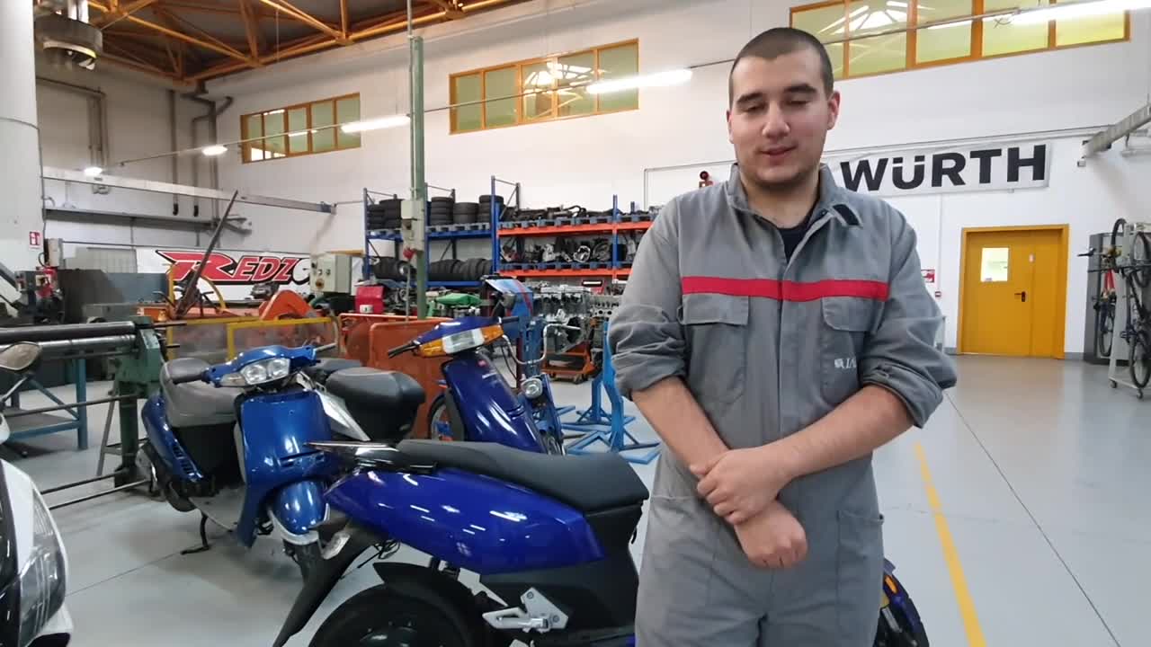 Manutentore di autovetture e motocicli per giovani dai 14 ai 18 anni