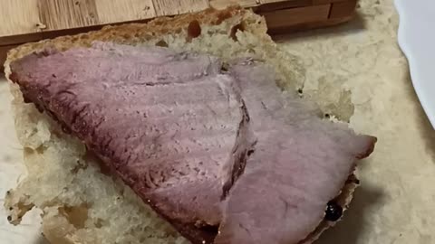 Quick sandwich with homemade ham and bread
