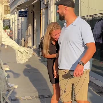 I love her type of Laugh 😹 💃 😂 Statue Prank