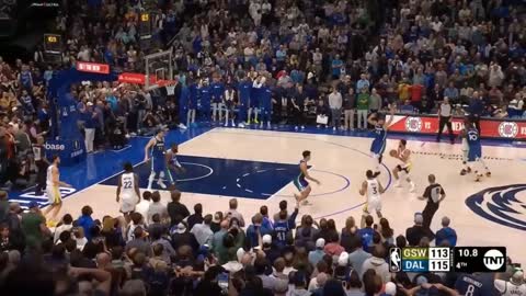 Stephen Curry gets called for costly travel late in game vs Mavs