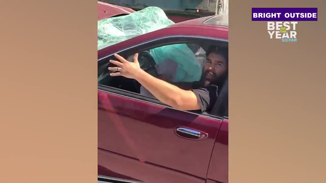 This man is trying to get out of the car🤯🙄