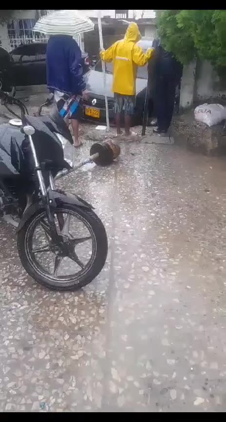 Ojo con las rejillas: vehículo queda atrapado en cuneta de El Consulado