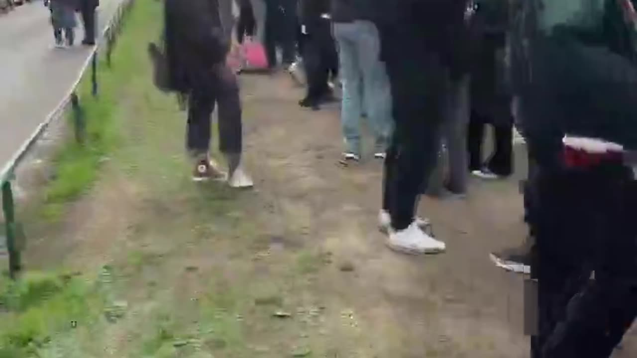 This is what the queue of Russians who want to vote in the Czech capital looks