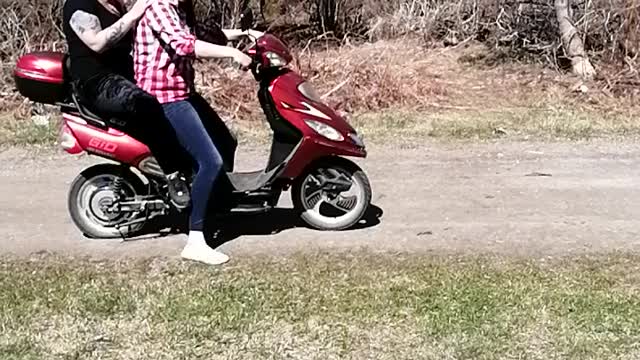 Deux filles qui se promène en bicycle