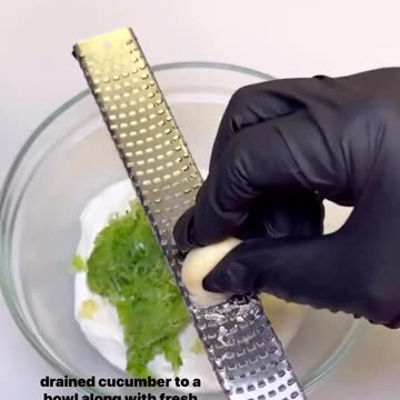 "Deliciously Satisfying Chicken Gyros: A Mediterranean Delight for Your Taste Buds!"