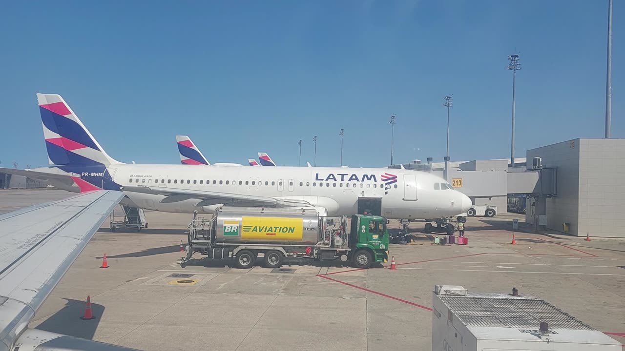 Airbus A320 PR-MHM sendo reabastecido