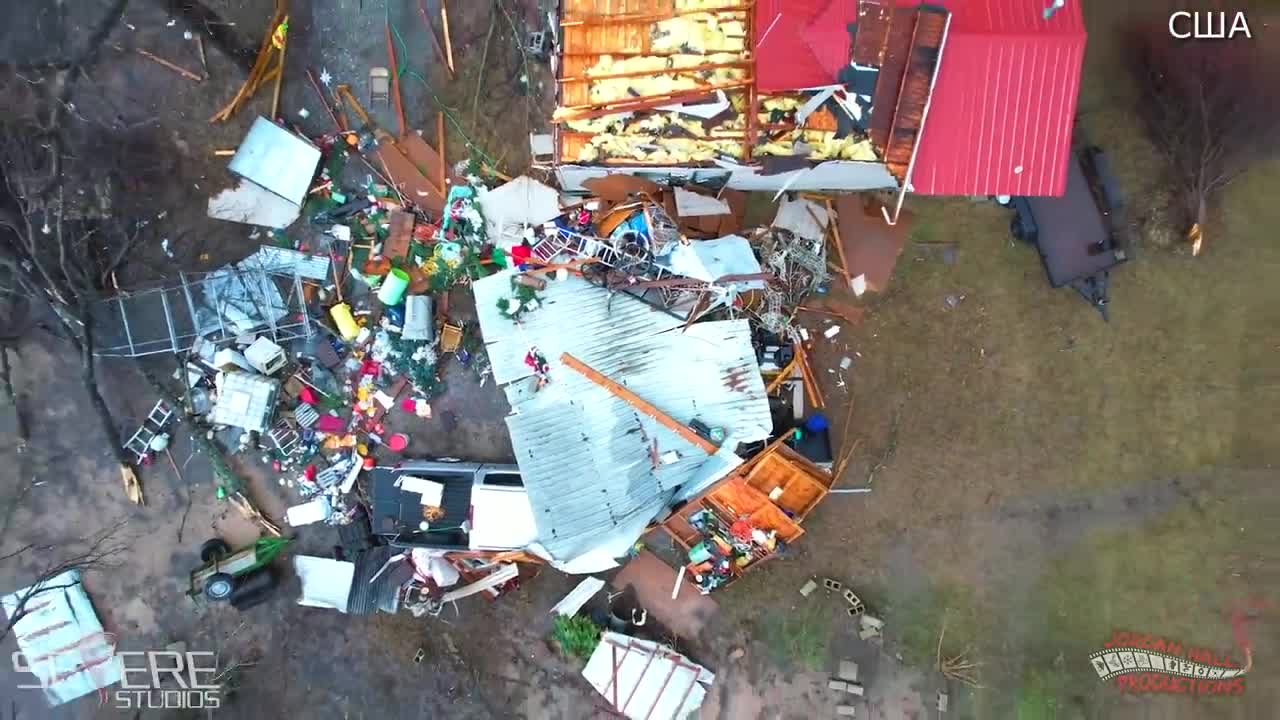 In the US, a tornado hit Arkansas! People under the rubble