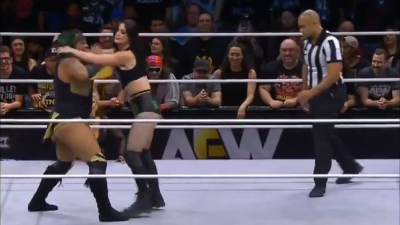 Women = Men Wrestlers 😱😳