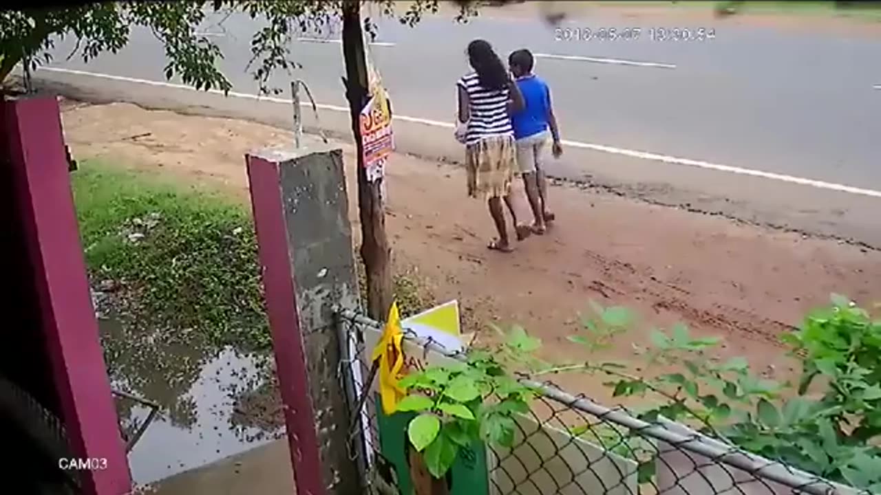 Live accident.. Girl saves boys life