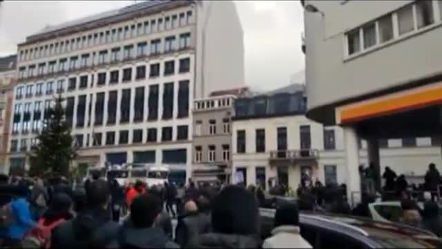 Brussels: police deploy water cannons on vaccine mandate protesters (Dec 4, 2021)