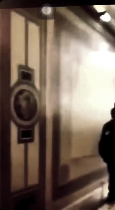 FRODE ELETTORALE USA 2020 - Poliziotto che aiuta il gruppo di AntiFa