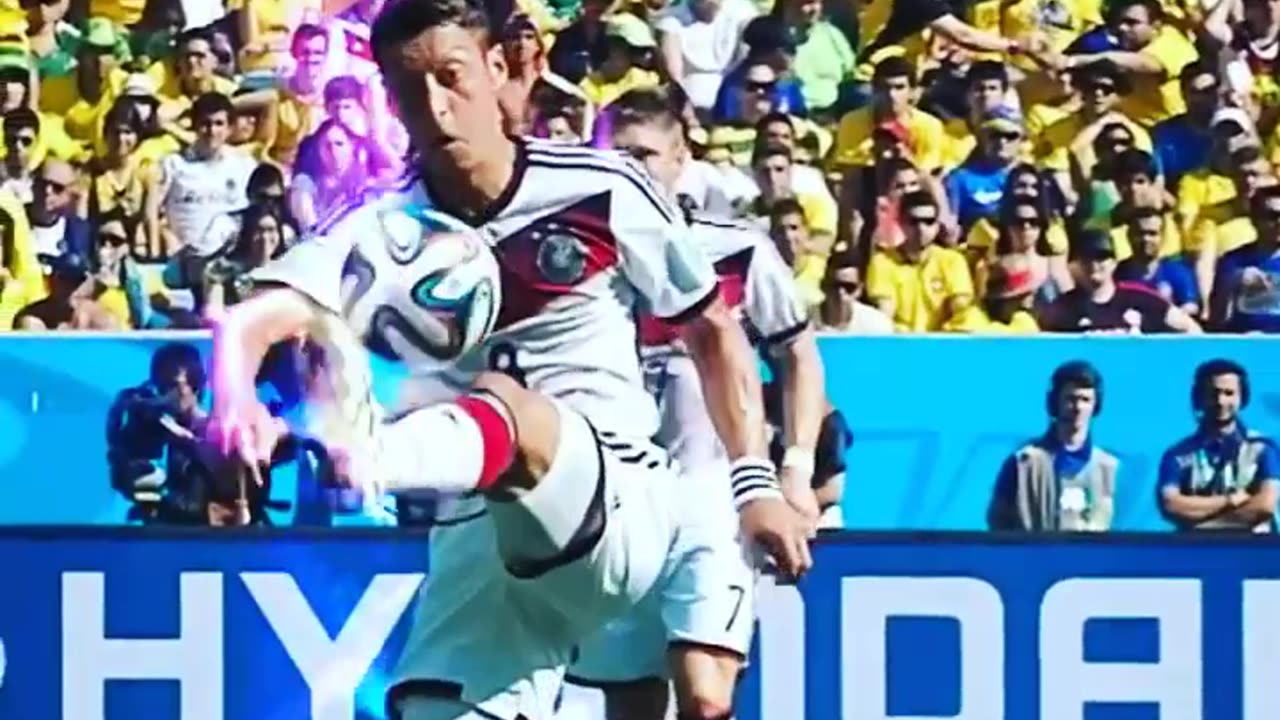 Watch Mesut Ozil Spider Control!