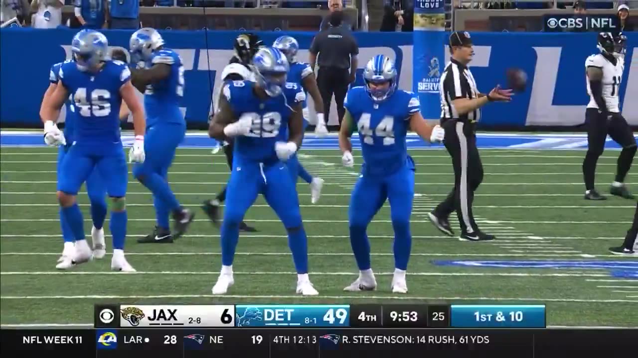 Detroit Lions celebrate a sack by doing the Trump dance and golf swing