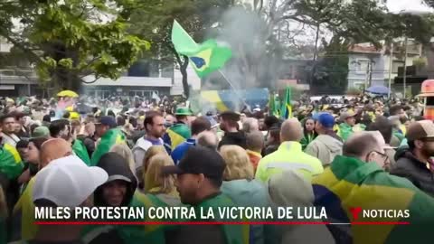 Persisten las protestas por derrota de Bolsonaro en Brasil | Noticias Telemundo