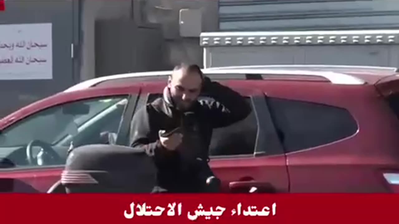 Israeli soldiers obstruct civilians and journalists