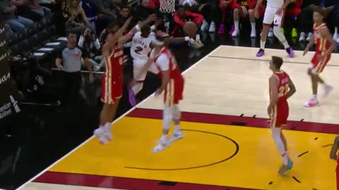 NBA - Scary Terry slicing and finishing between two defenders 😮‍💨