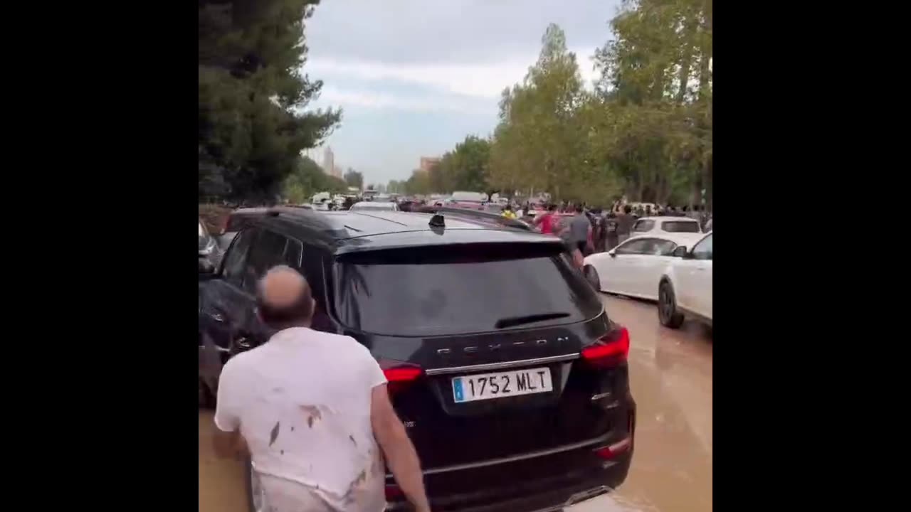 Spanish king warm reception in flood ravaged Valencia