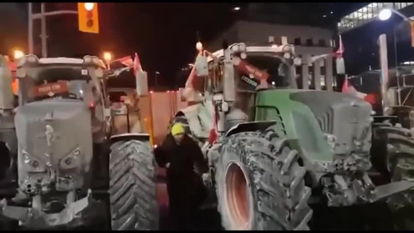 Des fermiers arrivant à Ottawa après avoir parcouru 400 miles en tracteur.