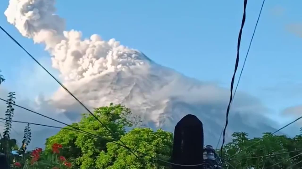 🌋Mayon Volcano in the Philippines has exploded, sending a massive 1.2km ash column into the air!