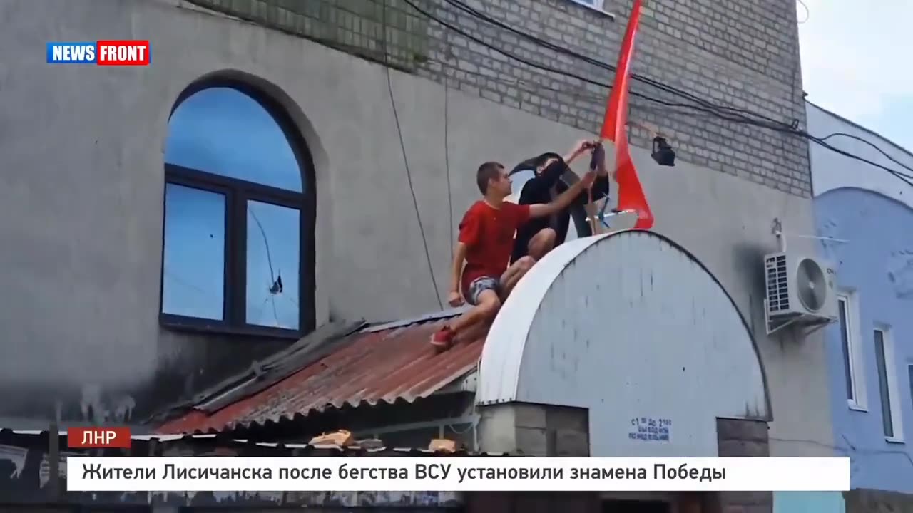 Citizens of Lisichansk Raise Banners and Cheer - Ukraine War Combat Footage 2022