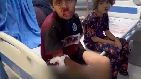 Niños palestinos se enteran de que sus padres murieron en un ataque aéreo israelí