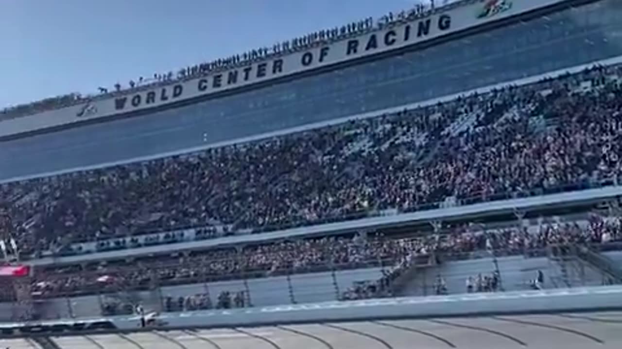๐บ๐ธThe #DAYTONA500 is underway ๐บ๐ธ