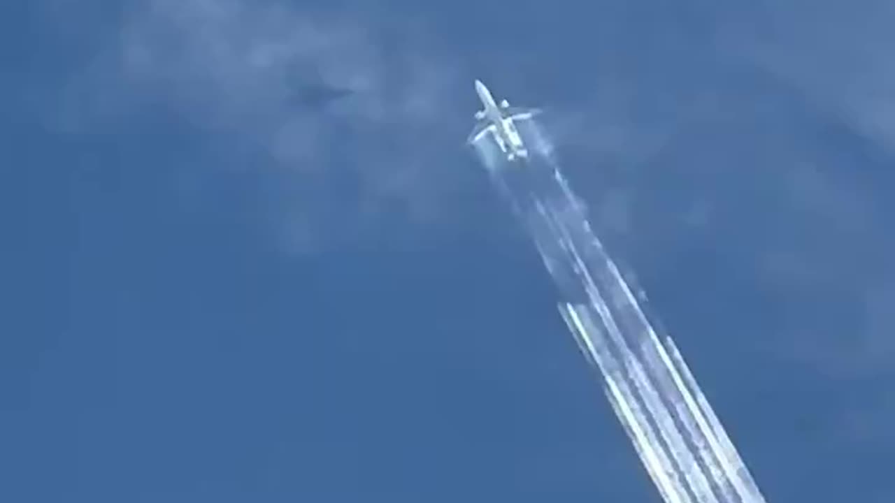 The plane's Chemtrails tank is about to run out❗️✈️